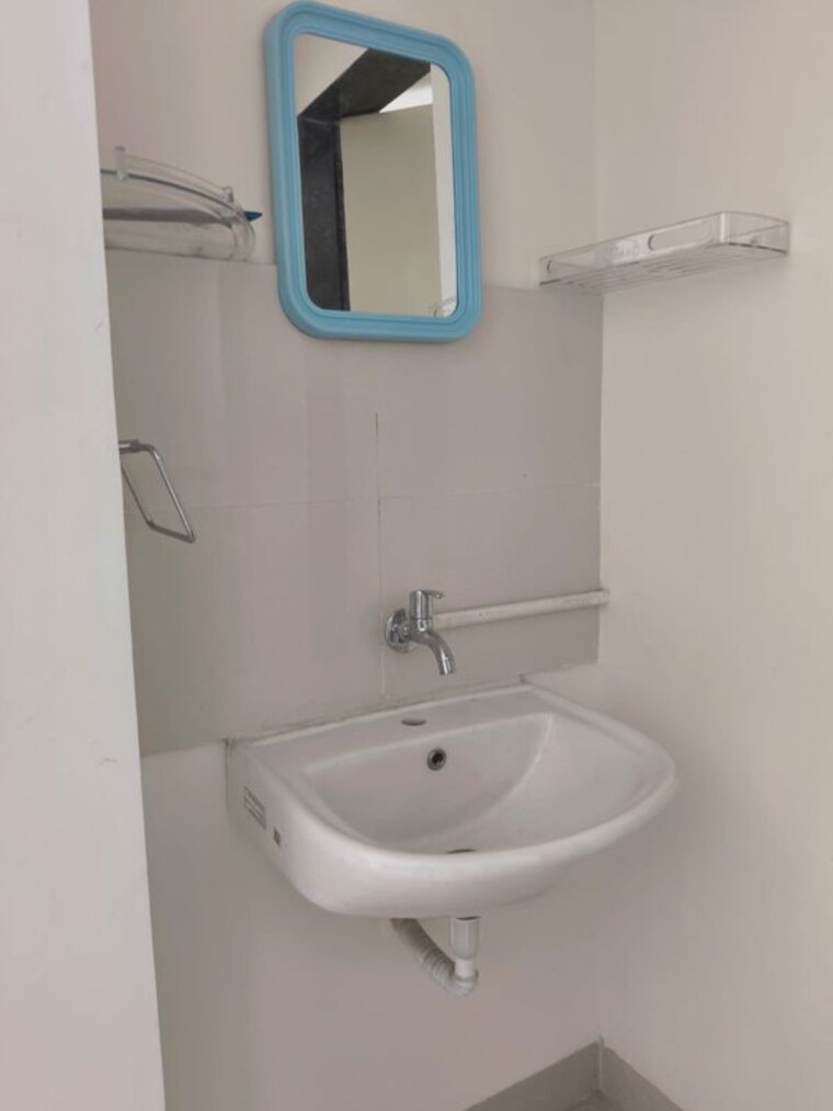 Bathroom, kalyani nagar 1 Bedroom 550 Sq.Ft. Apartment In Kalyani Nagar Pune 10056997