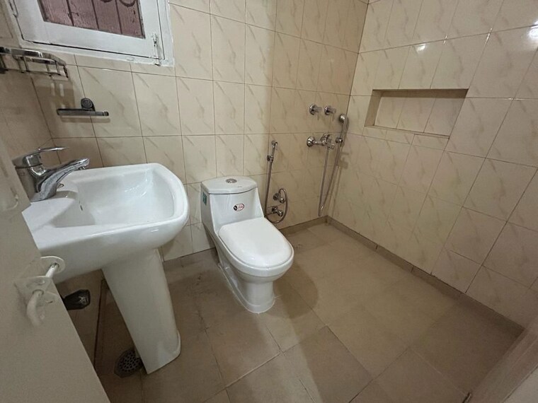 Bathroom, sarita vihar 3 Bedroom 1850 Sq.Ft. Apartment In Sarita Vihar Delhi 10035754