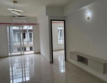 Room in 3 BHK Apartment at Smart World Orchard, Sector 61 – for Rent
