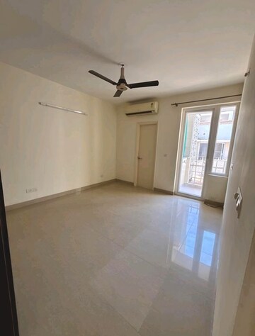 Room in 3 BHK Apartment at Emaar Emerald Floors Premier, Sector 65 – for Rent