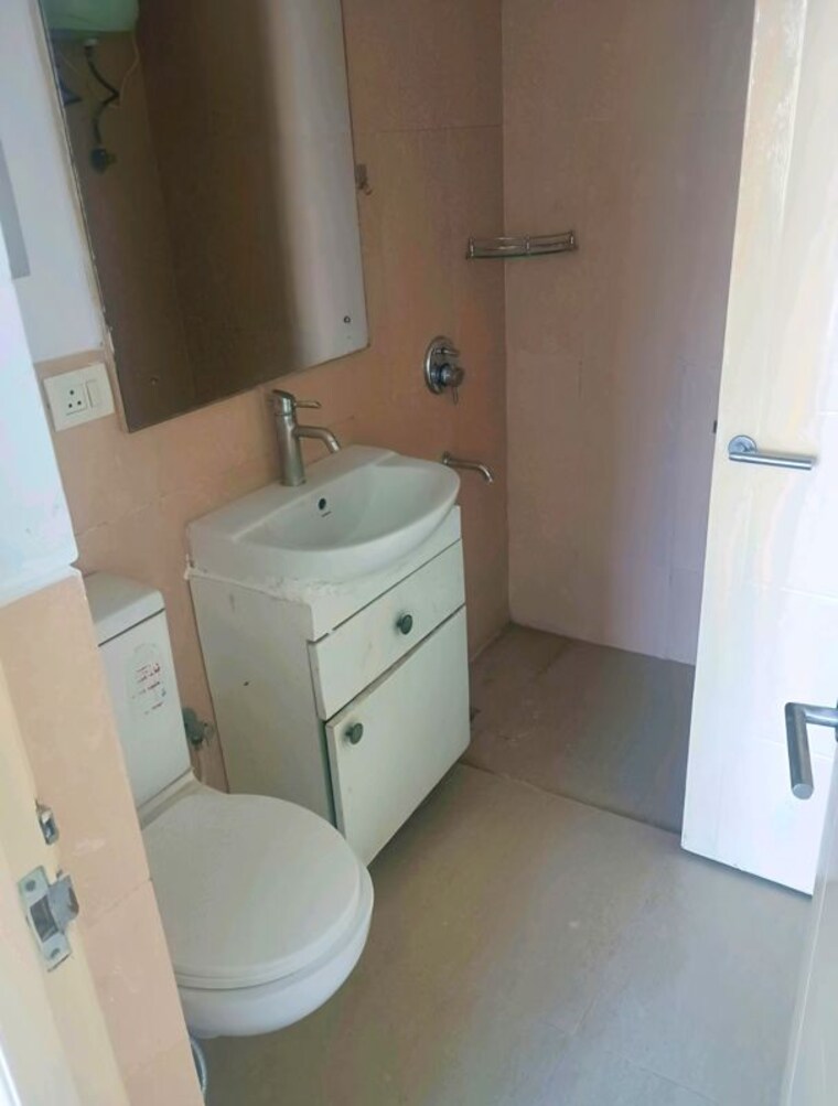 Bathroom, emaar-emerald-floors-premier 4 Bedroom 1975 Sq.Ft. Apartment In Sector 65 Gurgaon 10057185