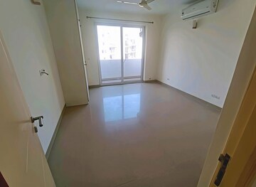 Room in 4 BHK Apartment at Emaar Emerald Floors Premier, Sector 65 – for Rent