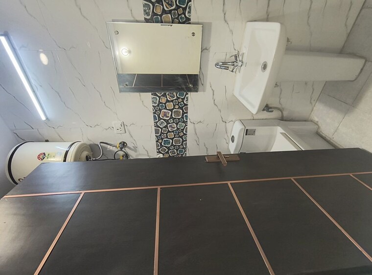 Attached Bathroom, govindpuri 3 Bedroom 950 Sq.Ft. Builder Floor In Govindpuri Delhi 10057215