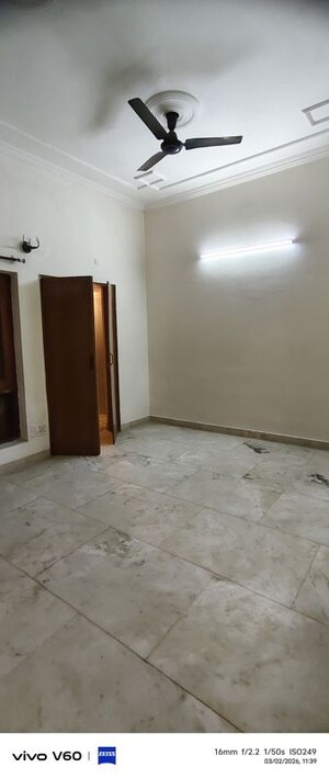 Room in 1.5 BHK Independent House at RWA Apartments Sector 41, Sector 41 – for Rent