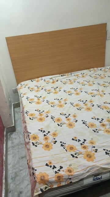 Bedroom in 2 BHK Apartment at Senior Mall, Sector 18 – for Rent