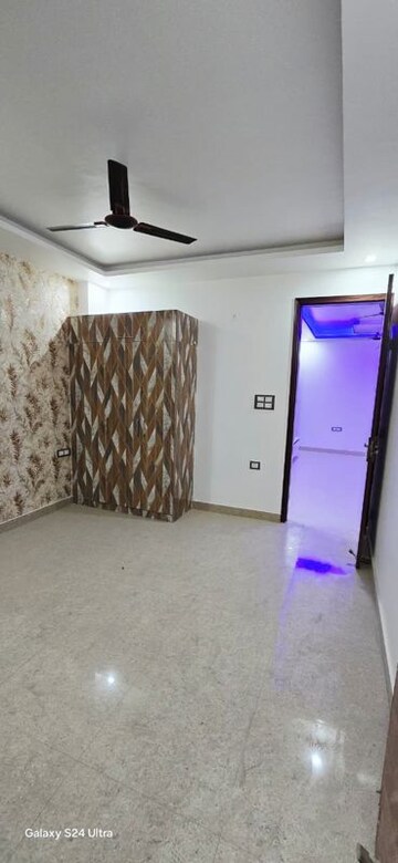 Room in 2.5 BHK Builder Floor at Sector 73 – for Sale