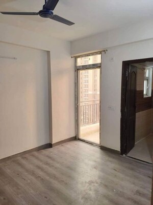 Room in 2.5 BHK Apartment at JNC The Park, Sector 16c Greater Noida – for Rent