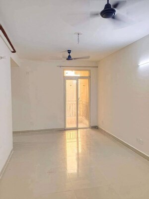 Room in 2.5 BHK Apartment at JNC The Park, Sector 16c Greater Noida – for Rent