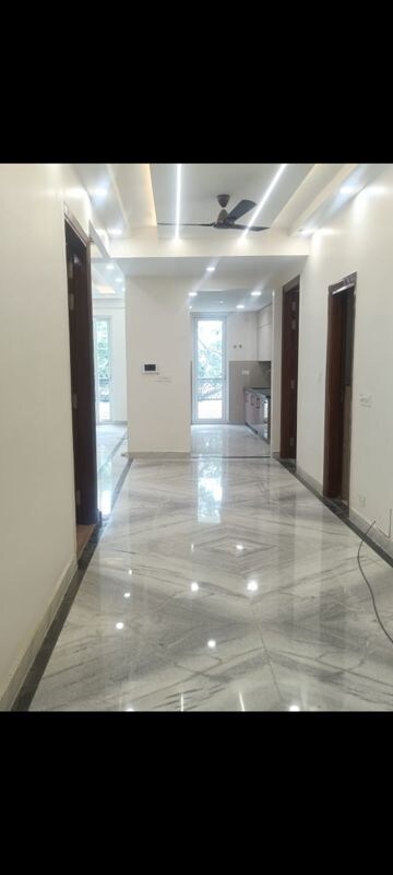 Building Lobby in 4 BHK Builder Floor at Dlf City Phase 3 – for Rent
