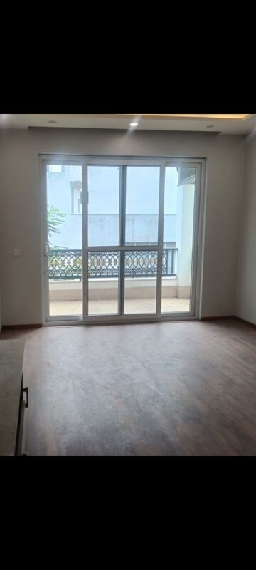 Room in 4 BHK Builder Floor at Dlf City Phase 3 – for Rent