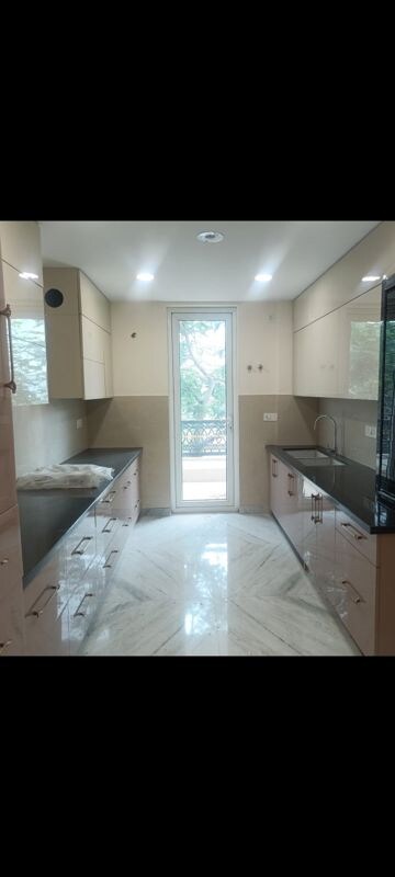 Bathroom in 4 BHK Builder Floor at Dlf City Phase 3 – for Rent