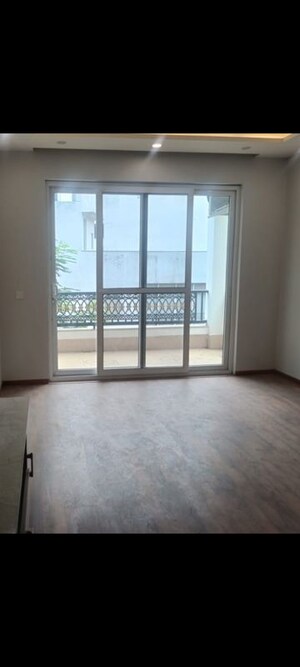 Room in 4 BHK Builder Floor at Dlf City Phase 3 – for Rent