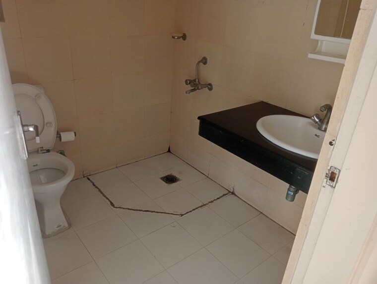 Bathroom, pioneer-park-phase-1 4 Bedroom 2550 Sq.Ft. Apartment In Sector 61 Gurgaon 10057480