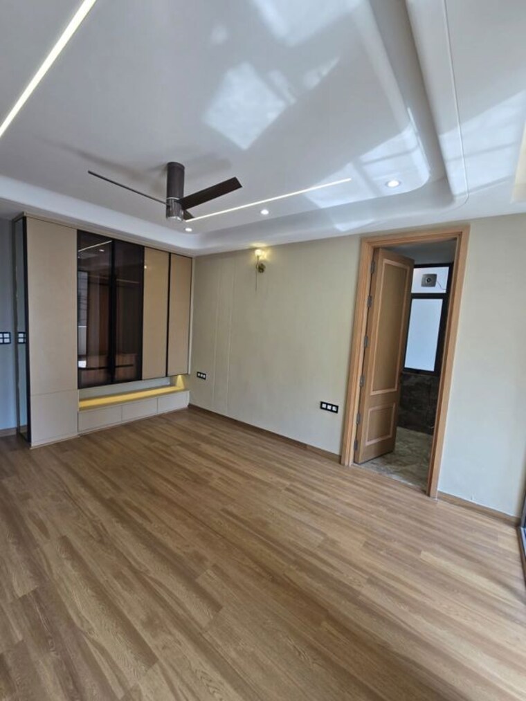 Room, sector 1 vaishali 5 Bedroom 500 Sq.Yd. Builder Floor In Sector 1 Vaishali Ghaziabad 10057544