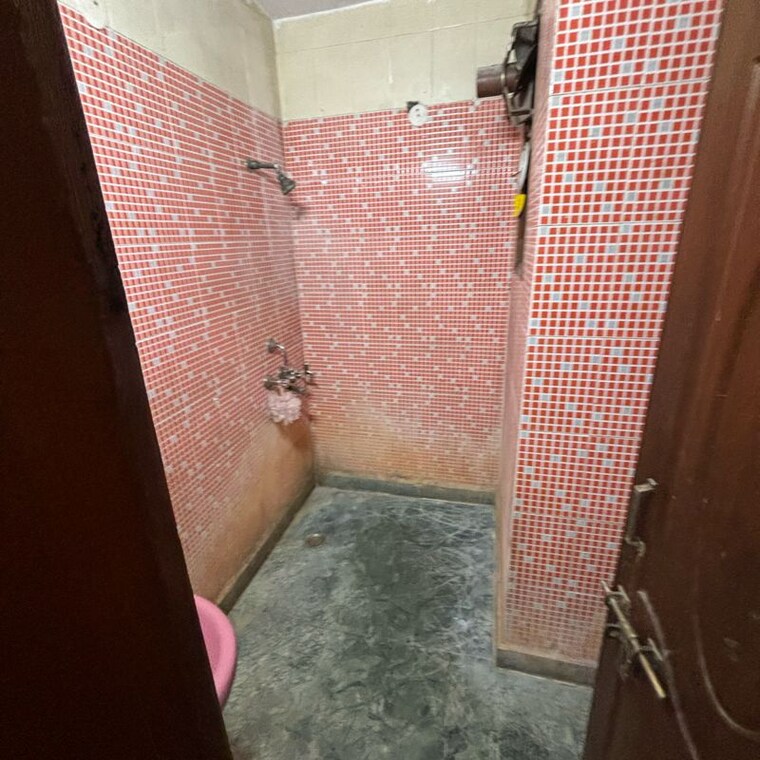 Bathroom, rwa-apartments-sector-72 2 Bedroom 112 Sq.Mt. Builder Floor In Sector 72 Noida 10057563