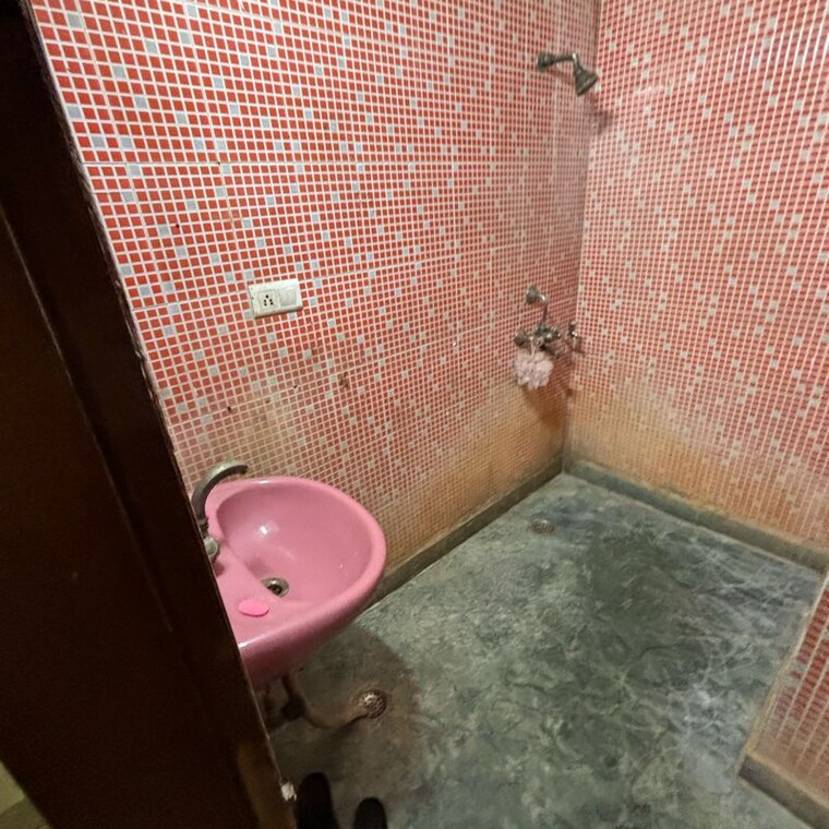 Bathroom, rwa-apartments-sector-72 2 Bedroom 112 Sq.Mt. Builder Floor In Sector 72 Noida 10057563