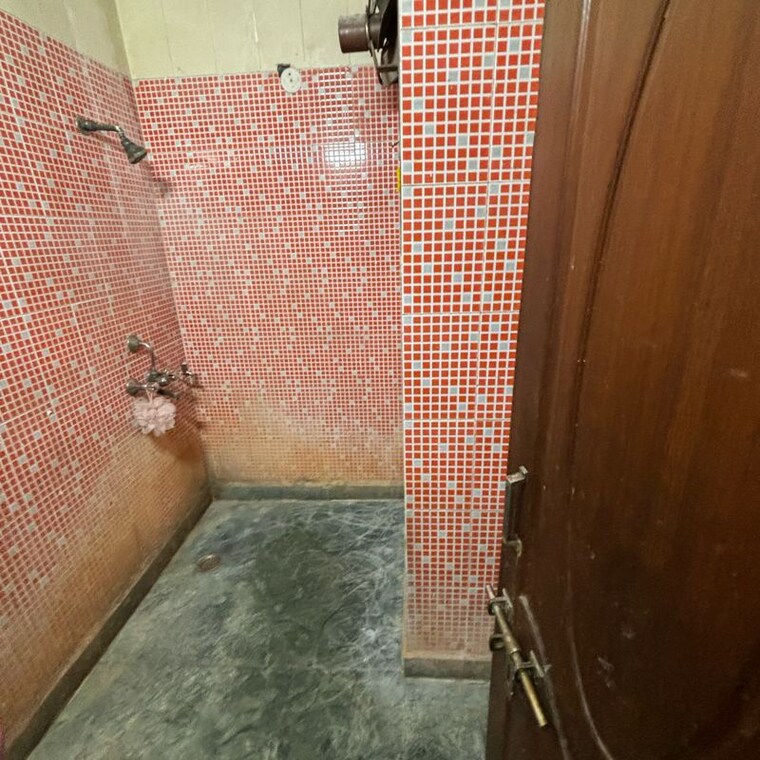 Bathroom, rwa-apartments-sector-72 2 Bedroom 112 Sq.Mt. Builder Floor In Sector 72 Noida 10057563