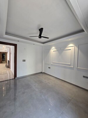 Room in 4 BHK Builder Floor at Dabur Chowk – for Sale