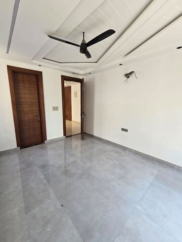 Room in 4 BHK Builder Floor at Dabur Chowk – for Sale