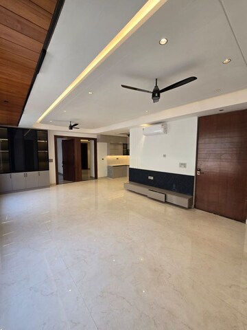 Room in 4 BHK Builder Floor at Dabur Chowk – for Sale