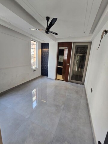 Room in 4 BHK Builder Floor at Dabur Chowk – for Sale