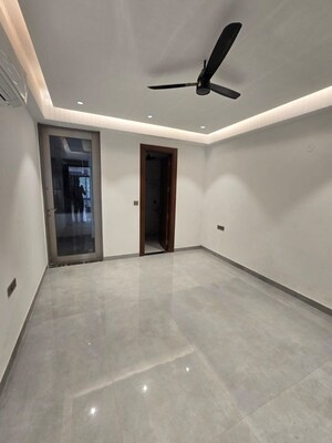 Room in 4 BHK Builder Floor at Dabur Chowk – for Sale