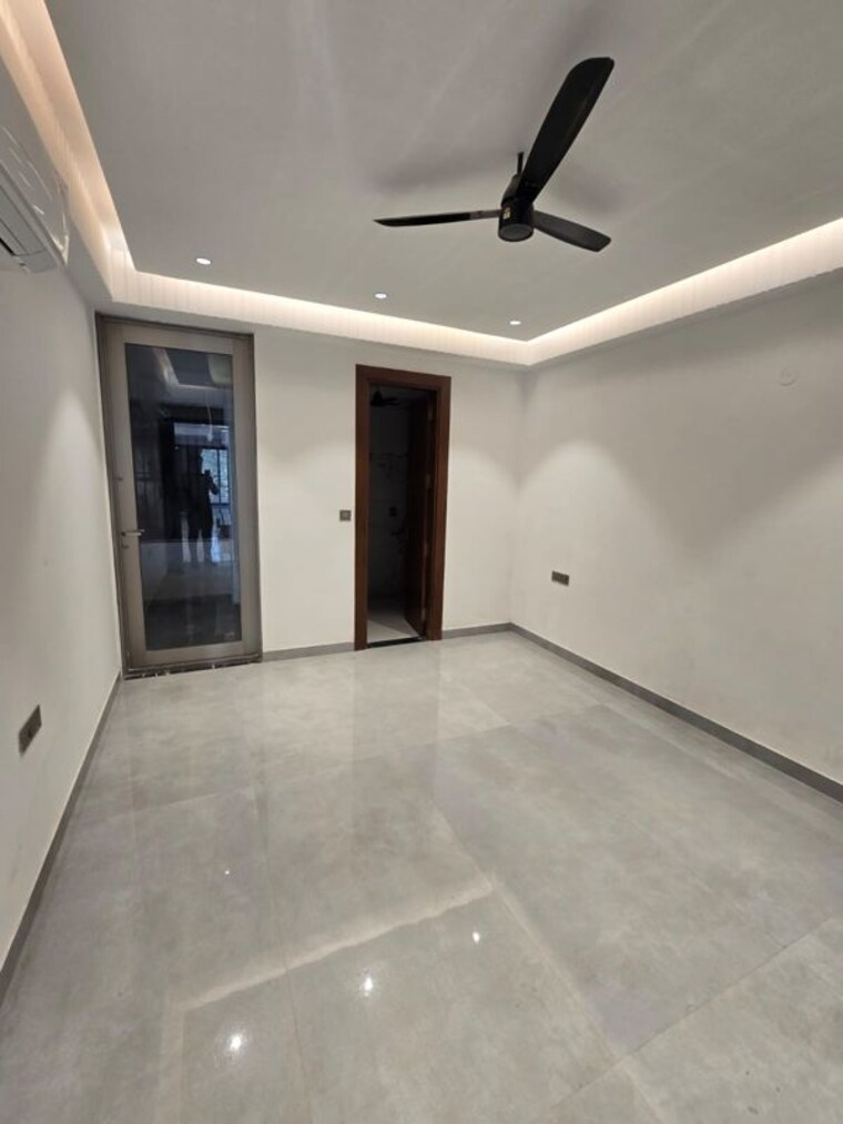 Room, dabur chowk 4 Bedroom 200 Sq.Yd. Builder Floor In Dabur Chowk Ghaziabad 10057840