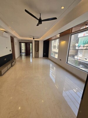 Room in 4 BHK Builder Floor at Dabur Chowk – for Sale