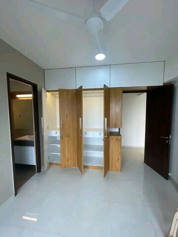 Room in 5 BHK Apartment at Kalpataru Magnus, Bandra East – for Sale