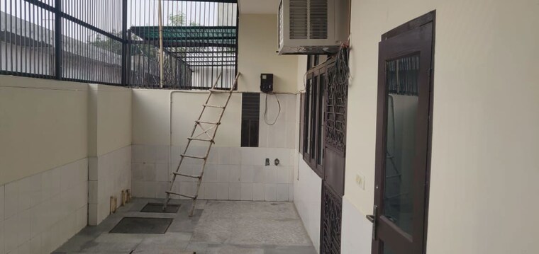 Balcony, spectrum-metro 1 Bedroom 450 Sq.Yd. Apartment In Sector 75 Noida 10058067