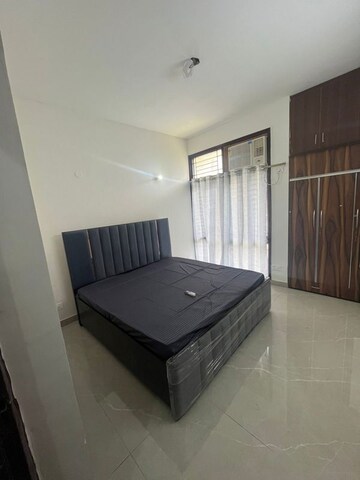 Room in 3.5 BHK Apartment at Suncity Essel Tower, Sector 28 – for Rent