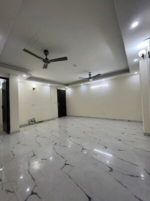 Room in 3 BHK Builder Floor at Hargobind Enclave – for Rent