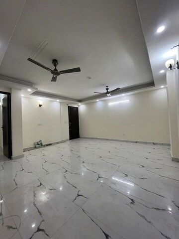 Room in 3 BHK Builder Floor at Hargobind Enclave – for Rent