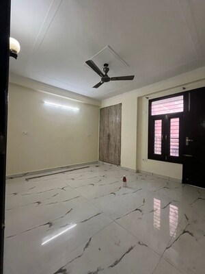 Room in 3 BHK Builder Floor at Hargobind Enclave – for Rent