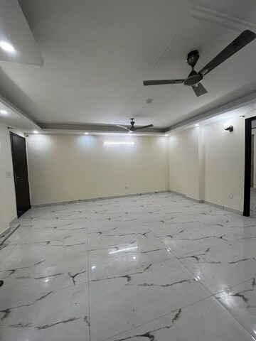 Room in 3 BHK Builder Floor at Hargobind Enclave – for Rent