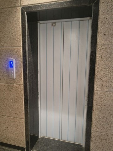 Lift in 3 BHK Apartment at Sector 82 – for Rent