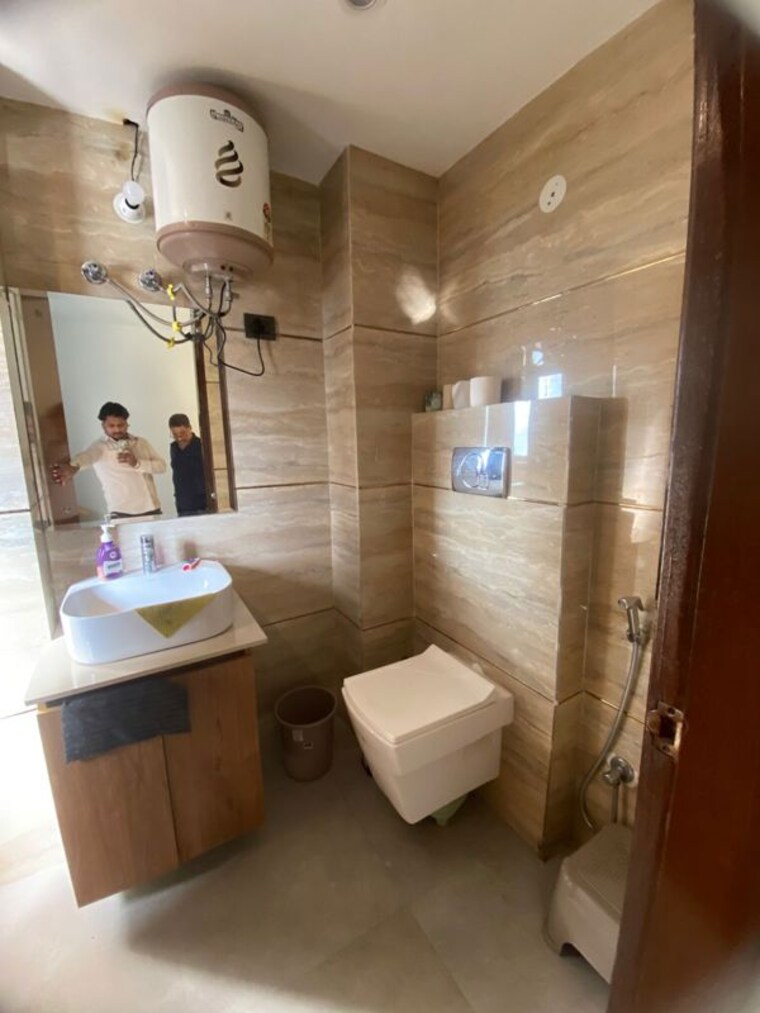 Bathroom, chattarpur 3 Bedroom 150 Sq.Yd. Builder Floor In Chattarpur Delhi 10058185