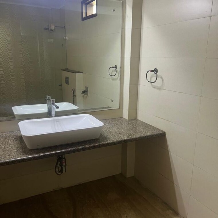 Bathroom, sector 55 3 Bedroom 250 Sq.Mt. Apartment In Sector 55 Noida 10058213