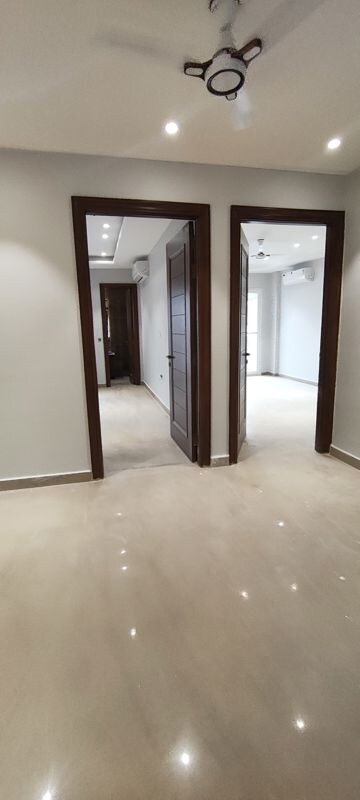 Room in 4 BHK Apartment at Emaar MGF Emerald Hills, Sector 65 – for Rent