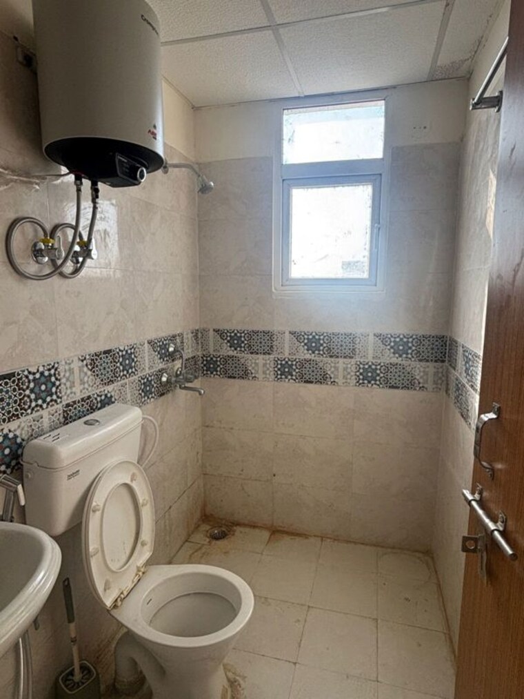 Bathroom, signature-global-prime 2.5 Bedroom 1200 Sq.Ft. Apartment In Sector 63a Gurgaon 10058843