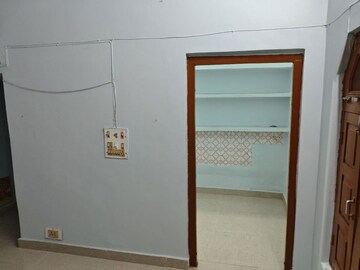 Room in 2 BHK Independent House at Alambagh – for Rent