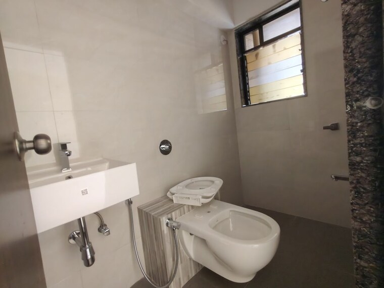 Bathroom, bhandup west 1.5 Bedroom 550 Sq.Ft. Apartment In Bhandup West Mumbai 10058855