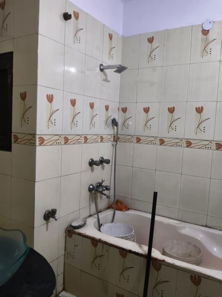Attached Bathroom, mehrauli 5 Bedroom 110 Sq.Yd. Independent House In Mehrauli Delhi 10053571