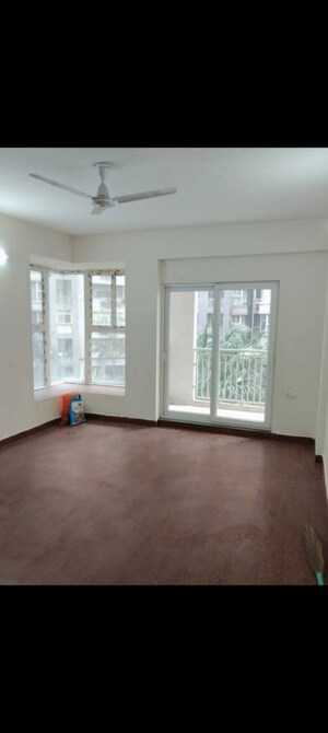 Room in 3 BHK Apartment at Amrapali Golf Homes, Sector 4 Greater Noida – for Rent