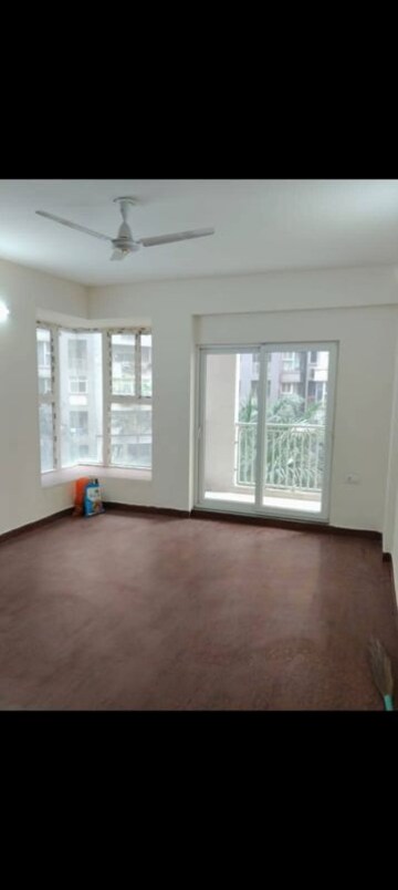 Room in 3 BHK Apartment at Amrapali Golf Homes, Sector 4 Greater Noida – for Rent