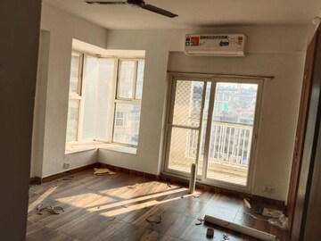 Room in 3 BHK Apartment at Amrapali Golf Homes, Sector 4 Greater Noida – for Rent