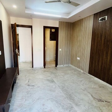 Room in 3 BHK Builder Floor at South Extension I – for Rent
