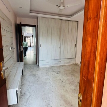 Room in 3 BHK Builder Floor at South Extension I – for Rent