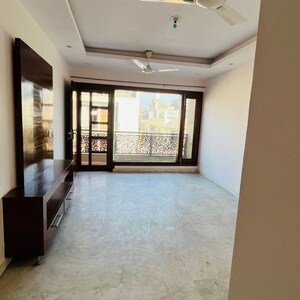 Room in 3 BHK Builder Floor at South Extension I – for Rent