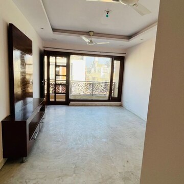 Room in 3 BHK Builder Floor at South Extension I – for Rent